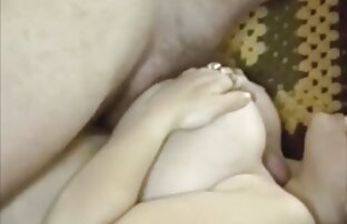 XXX Studenten mit einem kurzen Rock packt ein Mitglied des Mannes, den oma fickt mit junge Sie lieben