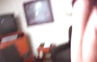 XXX Seine Frau lag auf einem Stück grünen Gewebes an seinem alte oma sex tube Bauch, während ihr Mann einen Schimmer in ihre Vagina steckte
