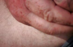 XXX Blonde schob sex video alt einen finger in die vagina mit Handschuhen