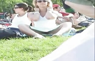 Eine junge Frau mit einem dicken Eis sitzt vor der webcam und gießt öl auf seinen Körper, streichelt alte deutsche sex filme seine Brustwarzen mit den Fingern.