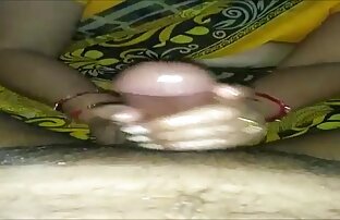 Ein Mann streichelt die vagina eines Jungen Schülers mit kleinen Titten mit Zunge und Kartoffelchips, Um Spaß mit einem blowjob zu haben. reife mollige frauen beim sex