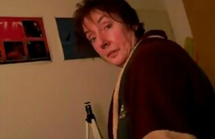 XXX Alter befindet sich alte hausfrau gefickt auf dem Gesicht eines Freundes und sich selbst zusammen