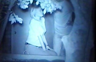 XXX Streichelte ein Mädchen mit einer Klinge auf dem sex video alter mann Sitz des Motorrads